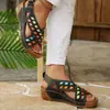 Sandálias de salto plataforma femininas versáteis pretas confortáveis de sola grossa em estilo europeu e americano patchwork, modernas e coloridas