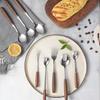 Tenedor de comida occidental cuchara de punta de hielo en stock mango de haya tenedor cuchara de acero inoxidable mango de haya tenedor de frutas cuchara de mango de madera