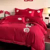 Juego de cuatro piezas rojo para recién casados, algodón puro, bordado con la palabra "feliz", ajuar de boda, sábana de cama 100% algodón, artículos de boda