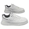 Nuevos zapatos para hombre para primavera y otoño, zapatillas blancas ligeras y versátiles, zapatos deportivos casuales para hombre con suelas gruesas para mayor altura