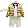 Ropa infantil coreana 2026 colección otoño/invierno nueva: Cárdigan de punto a rayas amarillas, suéter para niños y pantalones de pierna recta, un conjunto de dos piezas