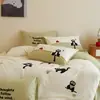 Bordado de toalla de dibujos animados de grado A, con un juego de cuatro piezas cepillado de algodón de fibra larga de Xinjiang 100s, perfecto para otoño e invierno, con un diseño amigable con la piel y cómodo, adecuado para ropa de cama infantil