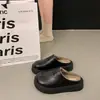 2026 Novo Estilo Coreano Birkenstock Sem Costas e Bico Fechado para Mulheres, Roupa de Outono/Inverno, Superfície de Couro, Antiderrapante, Confortável, Chinelos de Pelo