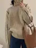 Nova coleção outono/inverno: Suéter 100% lã para mulheres, com um estilo relaxado e casual, decote redondo, corte solto e textura em tricô trançado.