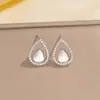 Pendientes de cobre con incrustaciones de diamantes, los más vendidos transfronterizos europeos y americanos, pendientes de botón exquisitos y únicos de celebridad de internet retro para mujer, versátiles y de alta gama