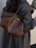Bolsa Transfronteriza de Gran Capacidad para Mujer Otoño e Invierno Retro 2025 Nueva Bolso de Hombro Casual Plisado Texturizado Bolso Tote para Estudiantes