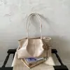 Bolso tote grande de estilo retro transfronterizo para mujer, nuevo diseño casual, gran capacidad, adecuado para ir al trabajo, color sólido con colgante, se puede llevar como bolso de hombro o bolso cruzado