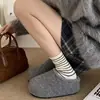Zapatos peludos de suela gruesa para personas bajas que aumentan la altura, calzado de invierno para mujer 2026, nuevas zapatillas cerradas tipo Birkenstock de lana y algodón gris para exteriores