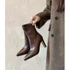 Botas Slim de Couro Macio Elástico Bico Fino Estilo Minimalista com Zíper Traseiro e Salto Alto Robusto Botas de Combate