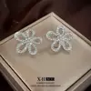 Brincos de Flor de Cinco Pétalas Cravejados de Diamantes de Luxo High-End Agulha de Prata, Design Simples e Versátil, Joia de Orelha com Temperamento Elegante e Gentil