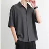 Camisa masculina de seda gelada de manga curta, uma peça de verão leve e moderna com corte solto, disponível em preto e projetada para um visual casual e unissex