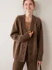 Colección Otoño/Invierno 2026 de Bai Cai Rong: Cárdigan de punto de cuatro hebras inspirado en Margiela con cuello en V, corte holgado y diseño minimalista