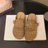 ¡Este zapato es un éxito! Se ven muy bien en el pie, versátiles, cómodos y modernos mules Mary Jane de punta cerrada con diseño calado