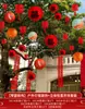 Lanternas em árvores em quintais rurais, personagens decorativos "felizes", decorações penduradas para casas novas, artigos festivos para quintais pequenos, plantas verdes para exterior