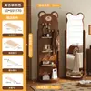 Espejo de tocador de tablero perforado retro de lujo ligero, giratorio y móvil, perchero integrado para abrigos y sombreros para uso doméstico, espejo de cuerpo entero de pie