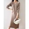 Vestido Novo de Gola V Outono/Inverno 2026, Vestido Suéter de Tricô Solto Acima do Joelho, Vestido Longo para Usar Sob um Casaco, Vestido Suéter