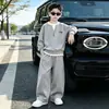Conjunto de chaleco con capucha y sudadera para niño de otoño, nueva colección primavera/otoño 2026, conjunto casual de tres piezas para niños mayores, disponible para envío directo transfronterizo