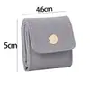 Organizador de joyas simple y portátil con compartimentos, una pequeña caja de almacenamiento para anillos y una práctica bolsa de viaje para pendientes y otras joyas