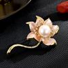 Nuevo estilo nacional elegante de alta gama perla de agua dulce elegante y limpio Broche de loto corsage de abrigo accesorios anti-exposición