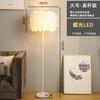 Lámpara de pie estilo pluma dormitorio princesa nórdica sala de estar creativa lámpara de mesa vertical iluminación lámpara de noche de celebridad de Internet