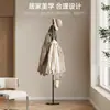 Perchero de pie para ropa Perchero pequeño para almacenamiento en dormitorio Nuevo perchero para bolsos 2025 Perchero para ropa que ahorra espacio en el dormitorio
