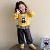 Conjunto floral de gato para menina, nova coleção primavera e outono, xadrez em blocos de cor com acabamento em renda, conjunto de blusa de gola redonda e calça