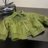 Chaqueta de Piel Sintética con Bordado de Oso para Niños, Estilo Nuevo Primavera y Otoño, Unisex, Chaqueta de Cuero con Solapas para Bebé, Ropa Exterior Elegante y Moderna para Niños Pequeños