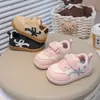 Tênis infantil calçados de bebê estilo verão 2025 respirável sem cadarço sapatos para caminhar antiderrapante sola macia tênis de velcro