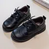 Sapatos de couro estilo britânico para meninos, novo modelo primavera e outono 2026, sapatos infantis pretos cerimoniais de desempenho para meninas, com sola macia, modernos