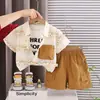 Roupa para Menino Pequeno Novo Estilo Verão Conjunto de Três Peças com Camisa Estampada de Letras em Degradê para Crianças de 0 a 5 Anos, Estilo Coreano