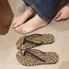 Chinelos da moda com estampa de leopardo para mulheres, calçados de verão para uso externo, novo modelo transfronteiriço, sandálias de praia antiderrapantes com sola rasa
