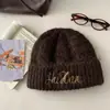 Gorro de Punto Rojo con Letras Bordadas Engrosadas de Lana para Mujer, Gorro de Invierno para Cabeza Grande con Protección para las Orejas, Gorro Cálido de Lana
