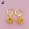 Brincos de bola oca de melancia banhados a ouro latão joias imitação de ouro eletrodepositadas fornecimento de e-commerce Brincos com fecho de mola femininos