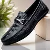 Nuevos mocasines casuales para hombre, zapatos de piel cómodos y versátiles, zapatos slip-on casuales de moda para todas las estaciones