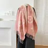 Bufanda de hilo transfronteriza europea y americana con letra H, moderna y a la moda, cálida y gruesa, con borlas largas, chal de doble cara y calentador de cuello