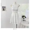Vestido de punto sin mangas a rayas con cuello redondo Verano 2026 Estilo delgado Ceñidor de cintura Adelgazante Vestido de línea A Elegante Vestido Corto