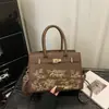 Bolsa de Mão Kelly Bordada de Luxo para Mulheres, Bolsa de Ombro Versátil Moda Retro Europeia e Americana, Nova Bolsa Transversal
