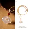 Colar Pingente Fechadura Ruyi Agata Branca Xiangyun Calcedônia de Gelo Alto Feminino Cadeia da Clavícula Pingente Estilo Retrô