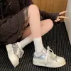 Zapatillas blancas de suela gruesa de moda populares para aumentar la altura para mujer, 2026 nuevo verano versátil de caña baja casual board shoes