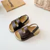 Sandálias Casuais Abertas com Velcro Estilo Coreano para Meninas 2026 Novidade de Verão Sapatos de Praia para Meninos Sandálias Esportivas Versáteis