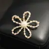 Broche de Flor Hueca de Cinco Pétalos con Perla para Mujer, Broche de Cristal de Lujo Ligero Estilo Francés, Pin Versátil para el Viaje Diario, Trajes y Suéteres