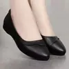 Sapatilhas de Couro Macio Femininas Sola Plana Primavera Novo Estilo Bico Baixo Confortáveis Salto Baixo Sapatos de Couro para Meia-Idade e Idosos Sapatos de Trabalho