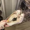 Zapatos de tacón alto Chuyuji de satén francés elegante con lazo, punta redonda y corte lateral para mujer, zapatos versátiles de tacón bajo cómodos de llevar