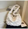 Bolsas Femininas Transfronteiriças Moda Outono/Inverno 2026 Nova Bolsa de Ombro Xadrez de Pelúcia Grande Capacidade Versátil Casual Bolsa Transversal