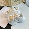 Zapatos casuales para niños, zapatillas deportivas de color liso para niños, nuevo modelo primavera y otoño 2026, zapatillas sencillas de malla transpirable con suela suave para niñas