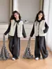 Novo conjunto de três peças estilo coreano para meninas outono/inverno: moletom com capuz, colete e calça pantalona, um conjunto solto e casual para crianças mais velhas