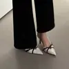 Sandálias Chuyuji elegantes estilo francês de salto baixo com tira e bico fino, fivela cruzada, sapatos de salto único versáteis e elegantes para mulheres