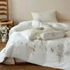 Bordado floral fresco e delicado, conjunto de cama quente e aconchegante para camas de solteiro ou casal, feito de algodão puro com acabamento escovado, um conjunto de três ou quatro peças, perfeito para a primavera com seu design floral