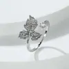 Anillo Ajustable Rongxing Transfronterizo Tridimensional Totalmente Incrustado Hoja de Arce con Diseño de Colgante Lateral de Diamante Único, Anillo de Regalo de Estilo Suave