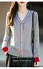 Cardigã de malha com decote V em blocos de cor estilo coreano, novo suéter jaqueta fino estilo universitário patchwork feminino para outono e inverno de 2026